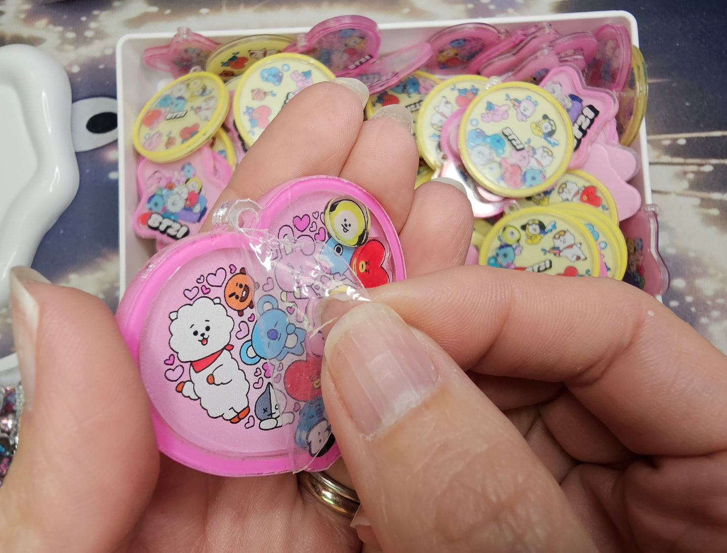 BT21-Inspired Shaker Pendants – Perfect Freebies for Concerts 💜